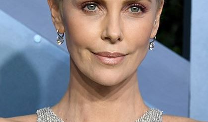 Шарлиз Терон украсила волосы бриллиантами и надела платье Givenchy на SAG Awards 2020