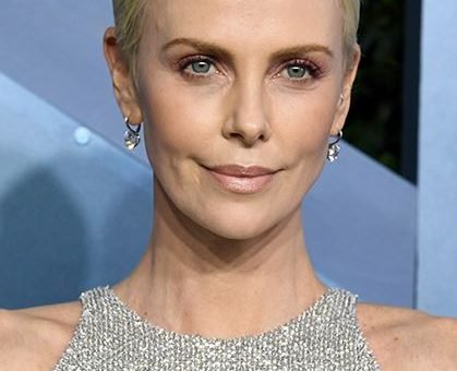 Шарлиз Терон украсила волосы бриллиантами и надела платье Givenchy на SAG Awards 2020